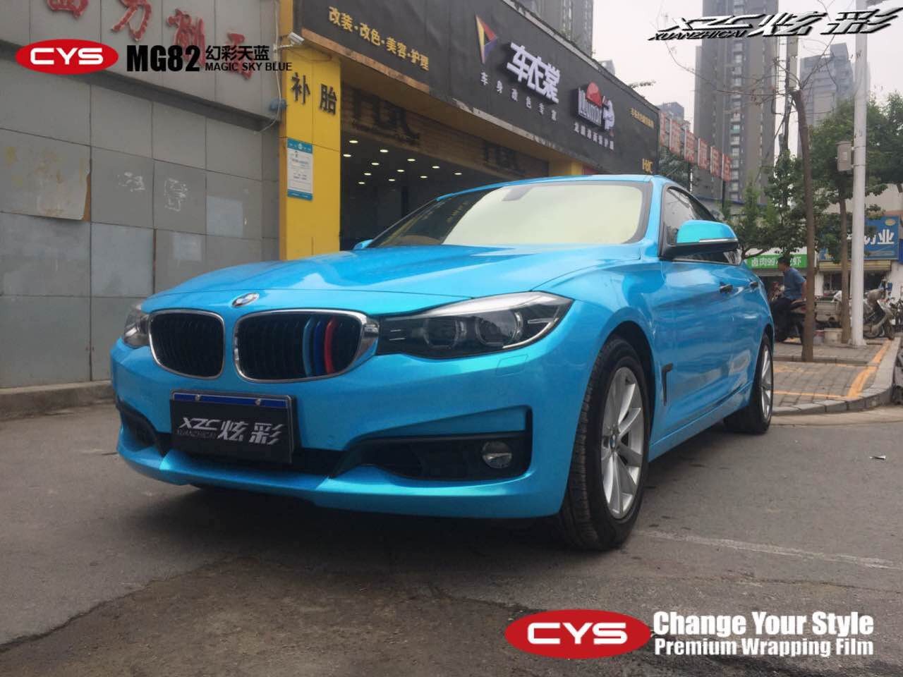 外观方面,新宝马3敞篷轿跑车的变化包括新造型的前保险杠、新的天使眼造型前大灯、尾灯采用发光二极管、采用折现处理的后保险杠。内饰变化则包括新设计的中心扶手和搭载的第二代的iDrive系统,该统将配备一个8.8英寸的LCD显示器和一个可选装的80GB车载硬盘。
