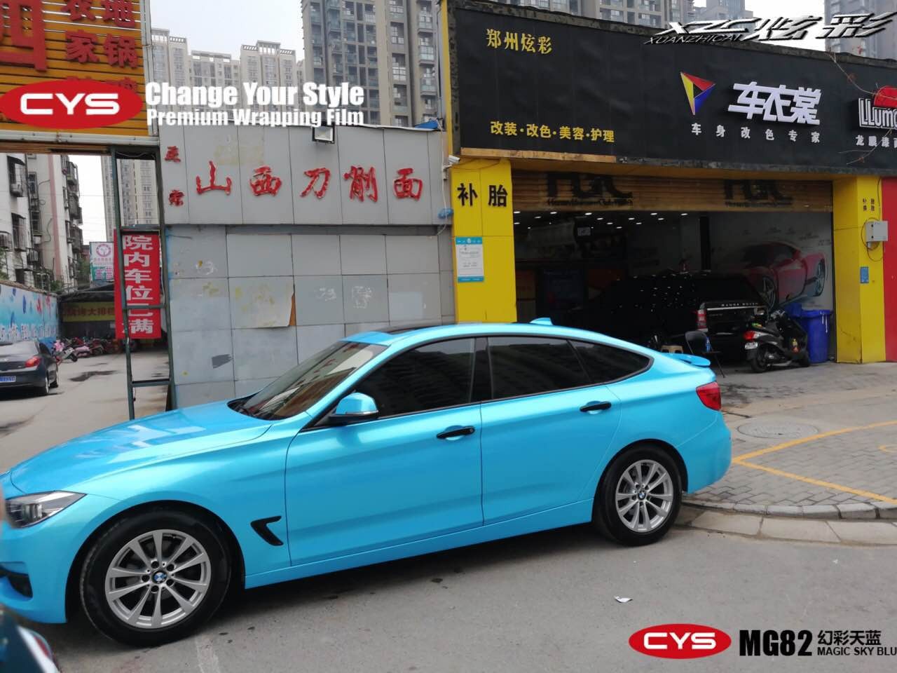 外观方面,新宝马3敞篷轿跑车的变化包括新造型的前保险杠、新的天使眼造型前大灯、尾灯采用发光二极管、采用折现处理的后保险杠。内饰变化则包括新设计的中心扶手和搭载的第二代的iDrive系统,该统将配备一个8.8英寸的LCD显示器和一个可选装的80GB车载硬盘。