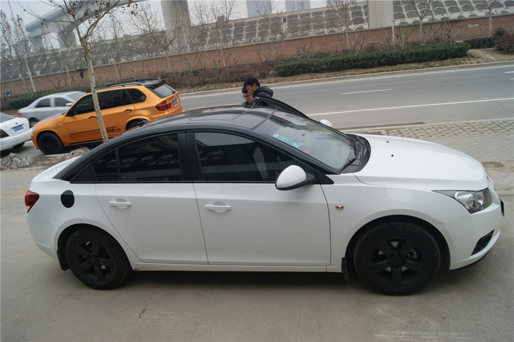 白色科鲁兹车顶贴膜-高光黑全景天窗效果