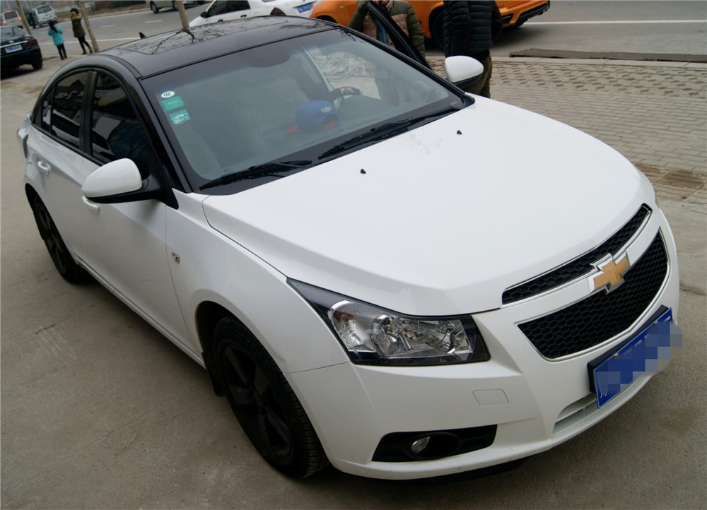 白色科鲁兹车顶贴膜-高光黑全景天窗效果