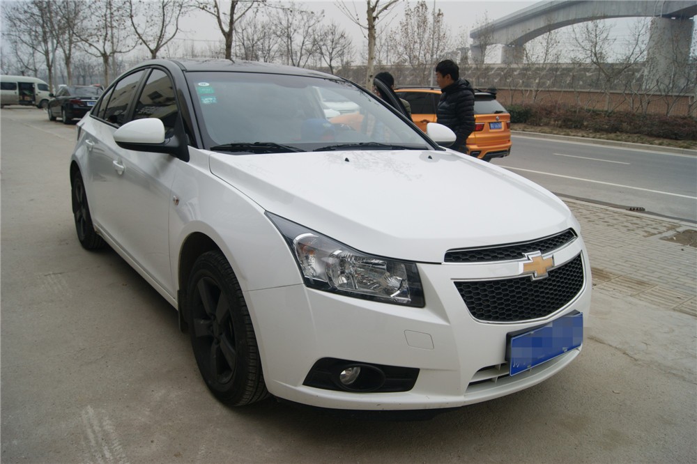 白色科鲁兹车顶贴膜-高光黑全景天窗效果