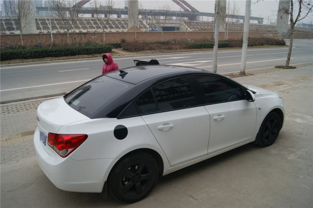 白色科鲁兹车顶贴膜-高光黑全景天窗效果