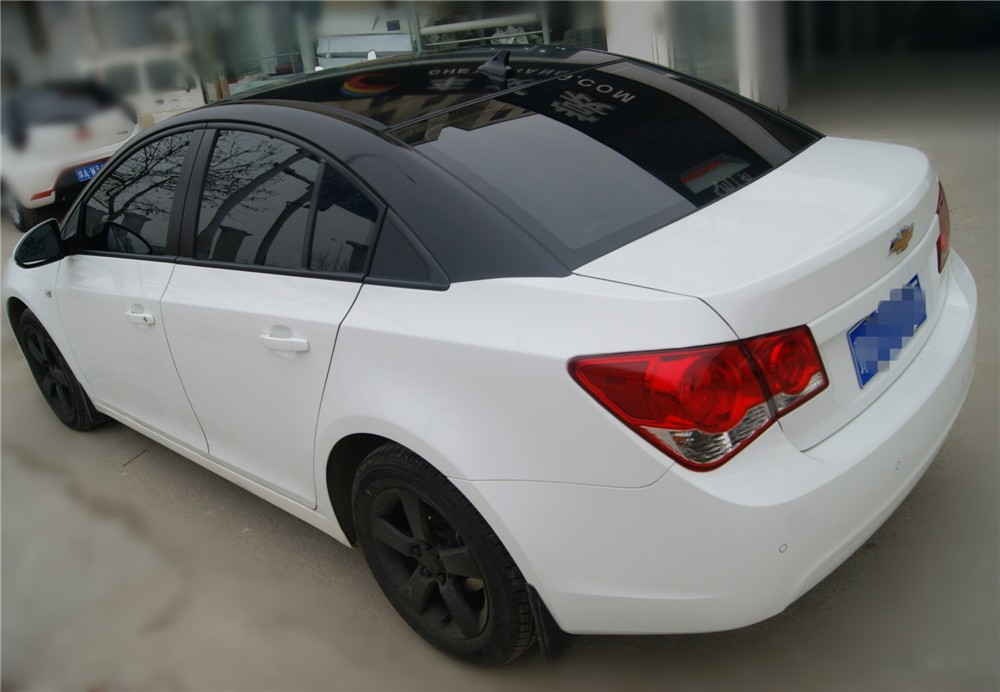 白色科鲁兹车顶贴膜-高光黑全景天窗效果