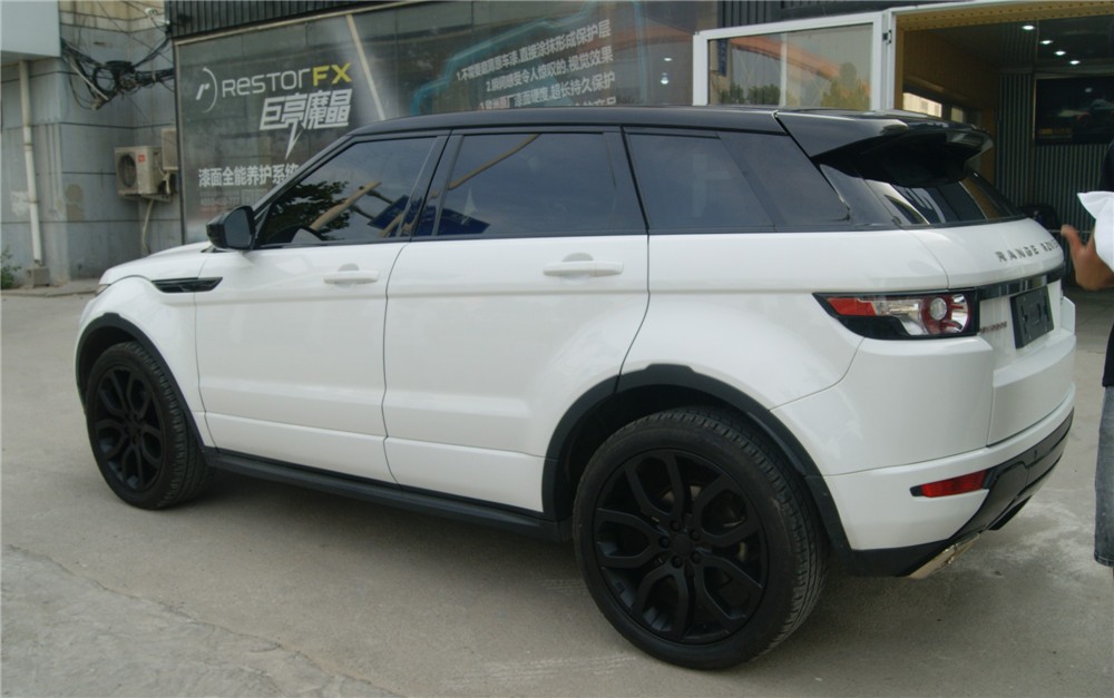 白色路虎车顶高光黑贴膜全景天窗效果图