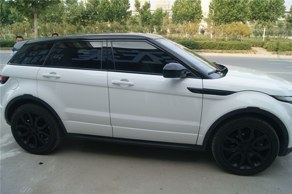 白色路虎车顶高光黑贴膜全景天窗效果图