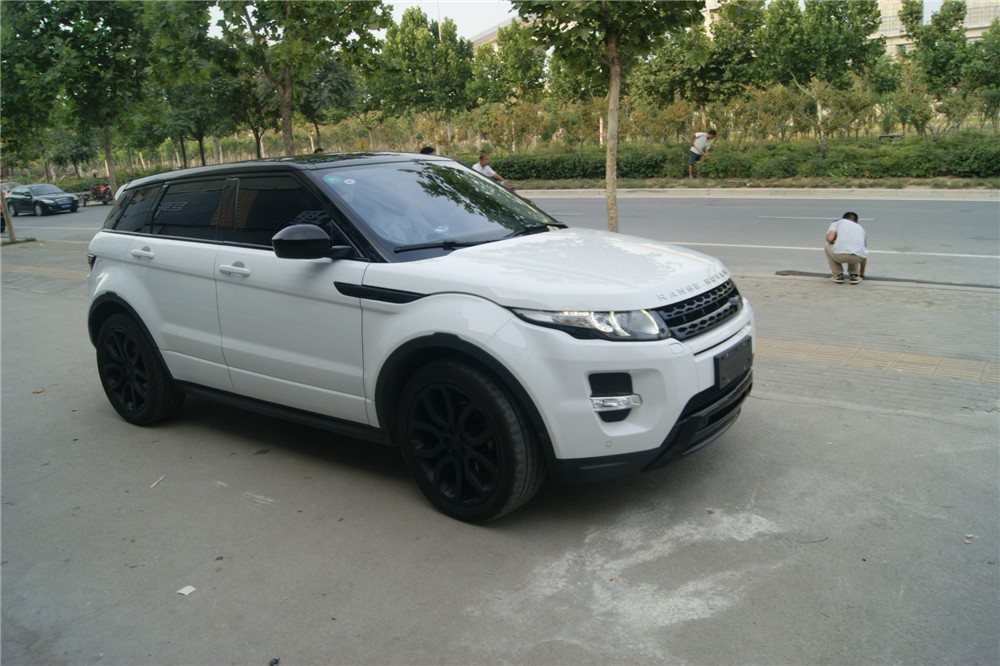 白色路虎车顶高光黑贴膜全景天窗效果图
