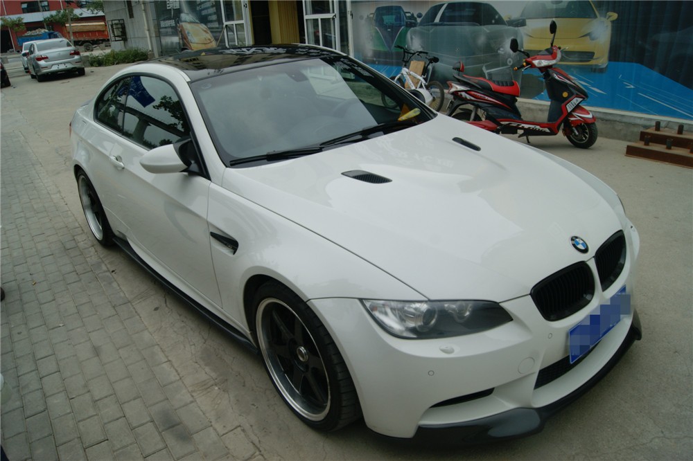 白色宝马m3车顶高光黑贴膜效果