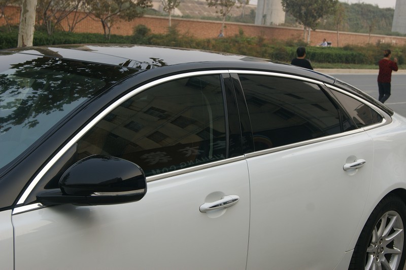 白色捷豹车身局部贴膜 车顶高光黑车衣裳官网-cys官网