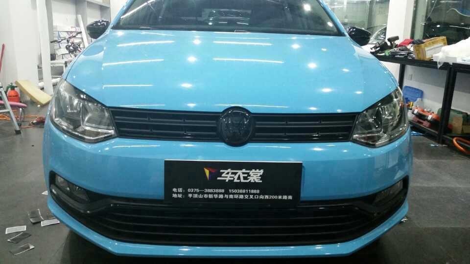 汽车车身改色膜贴膜案例 69 白色polo全车亮光天蓝 车顶高光黑效果