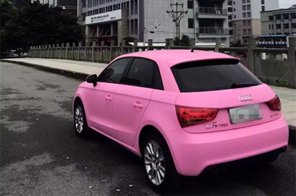 奥迪a1汽车改色效果之亚光浅粉车身贴膜