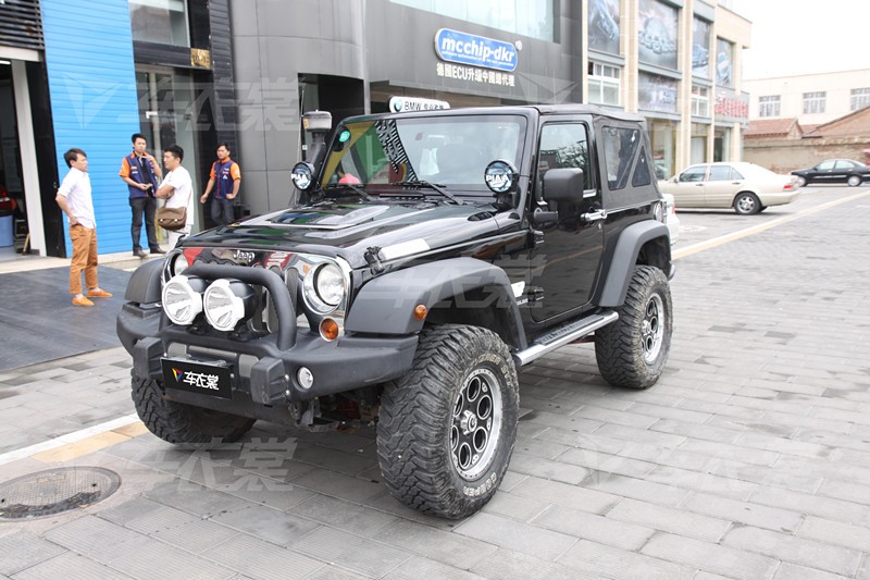 ɧ������     jeep�������ǹ�ȳ�����ɫ��Ĥ